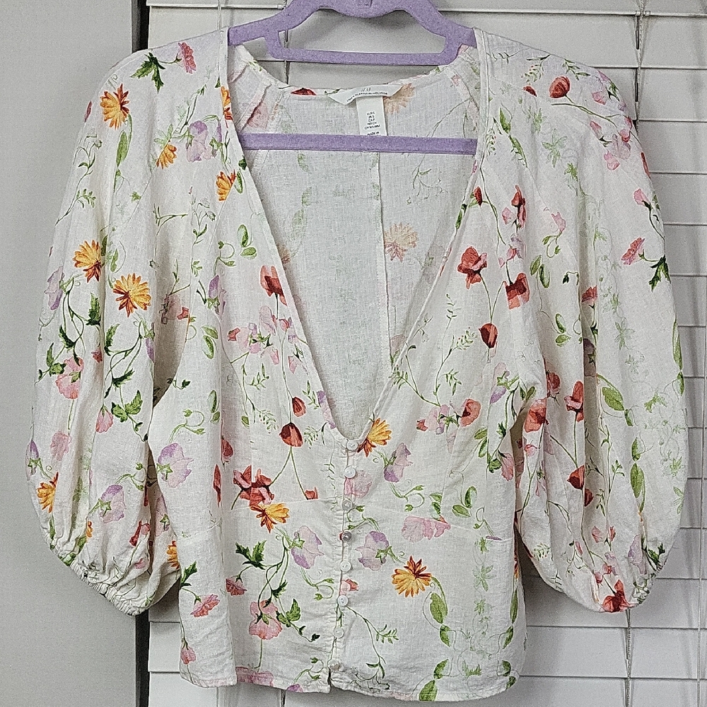 H&M linen blend Floral V-Neck Puff Sleeve Blouse in White. Size S